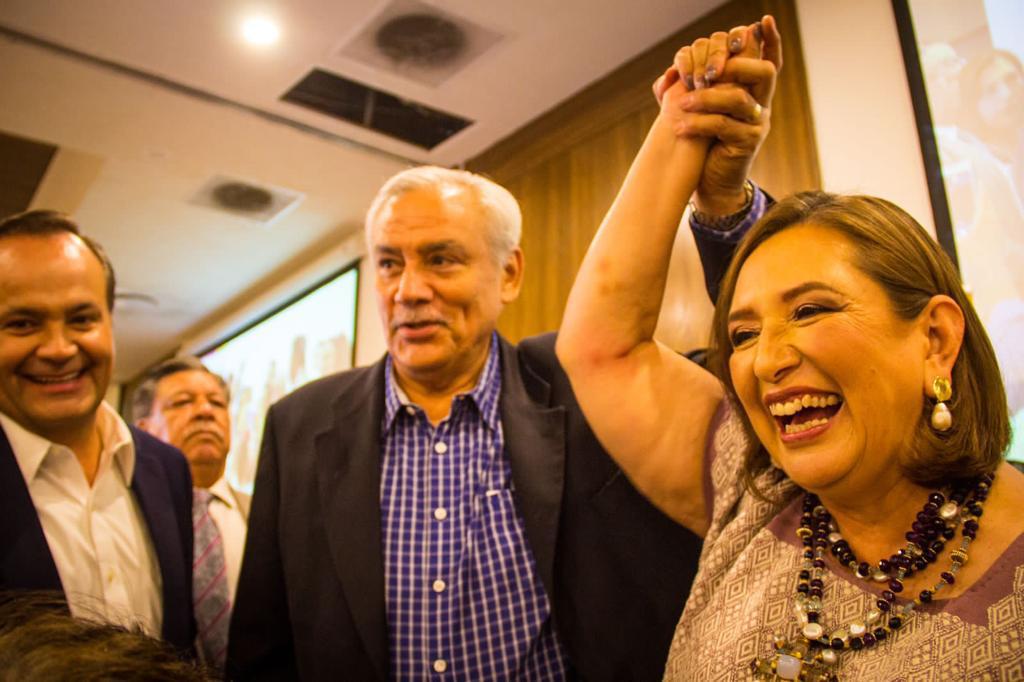 Alberto Cardenas levanta mano de Xóchitl en Evento Guadalajara
