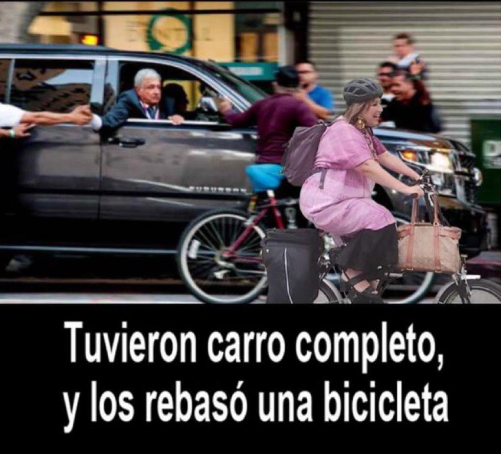 Carro completo rebasado por Xóchitl en bicicleta
